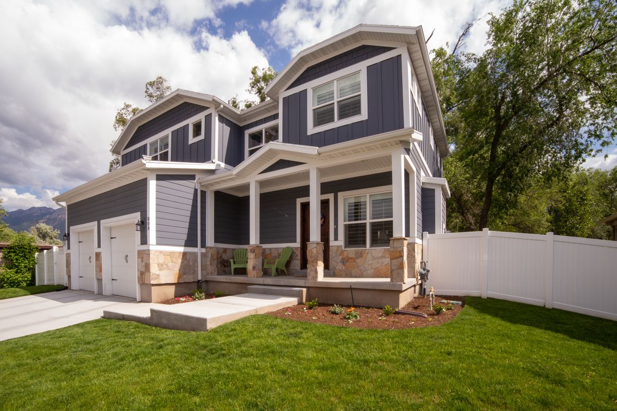 Modern Florida home exterior — earn your Florida real estate license