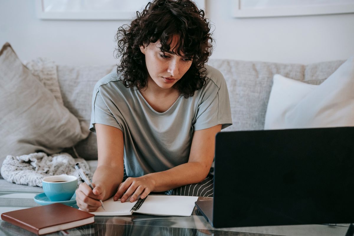 Student studying online for the Florida real estate sales associate exam