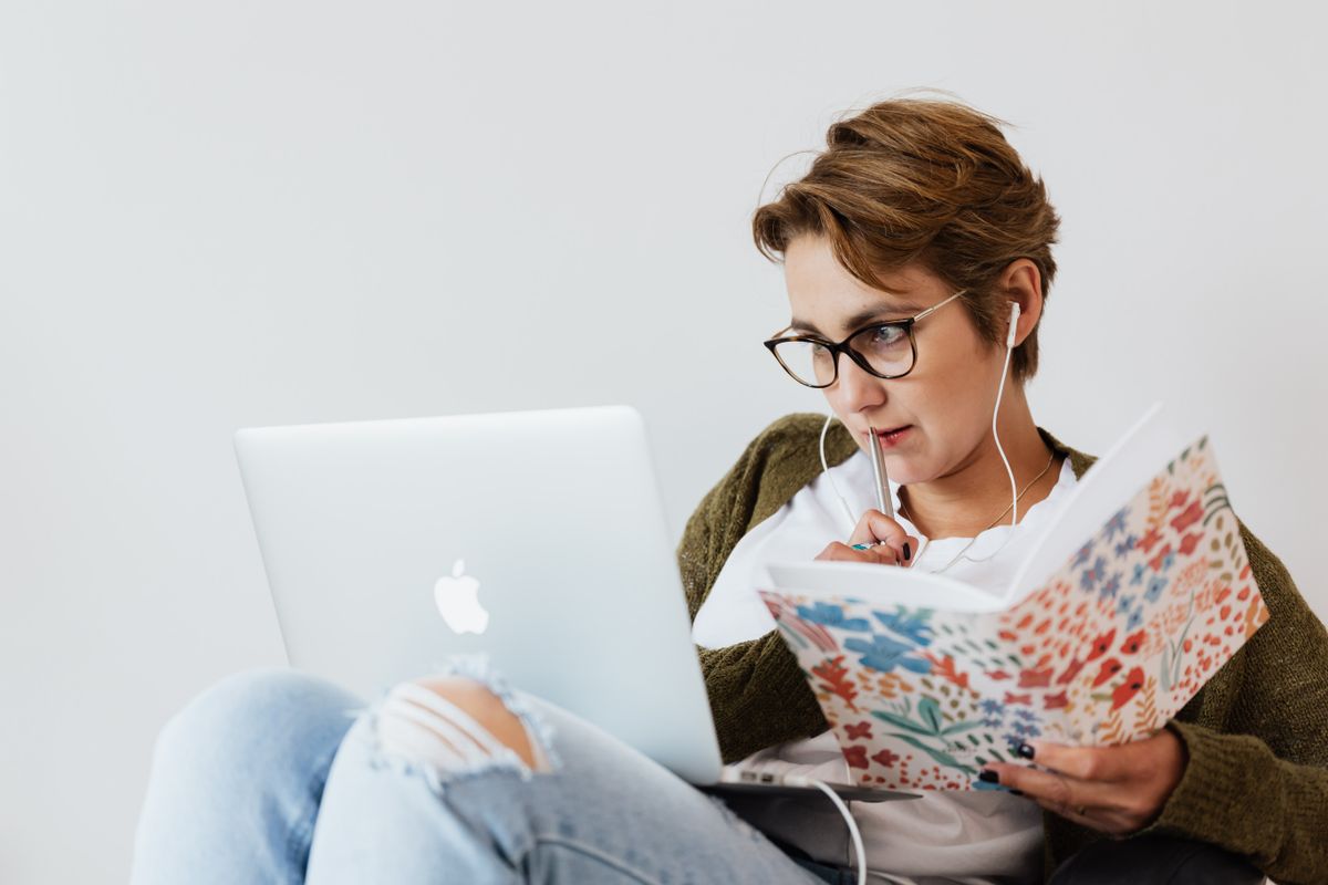 Student studying online for the Texas real estate sales agent exam